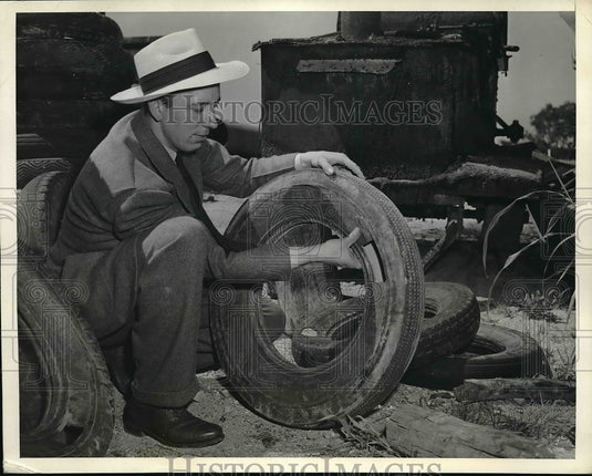 1942 Press Photo Charles Stephens Jr at tire dealership-Historic Images