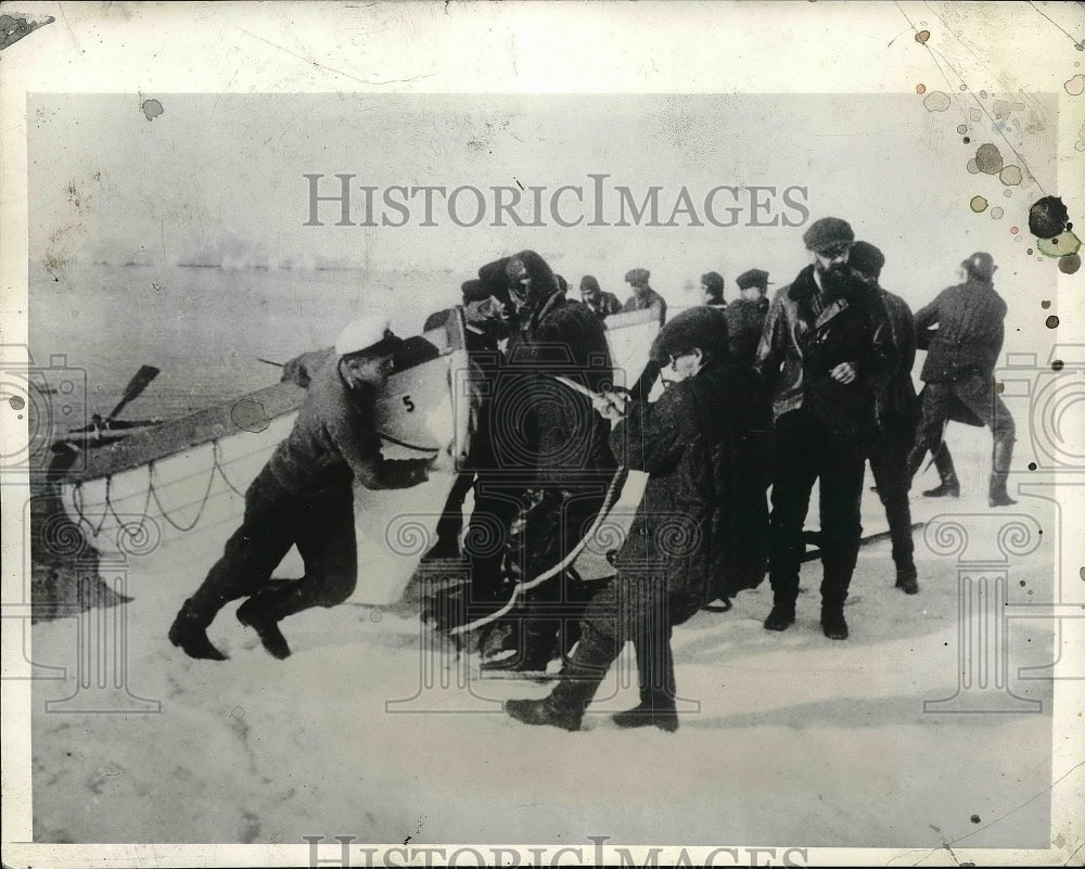1934 Press Photo Soviet airmen rescuing refugees - Historic Images