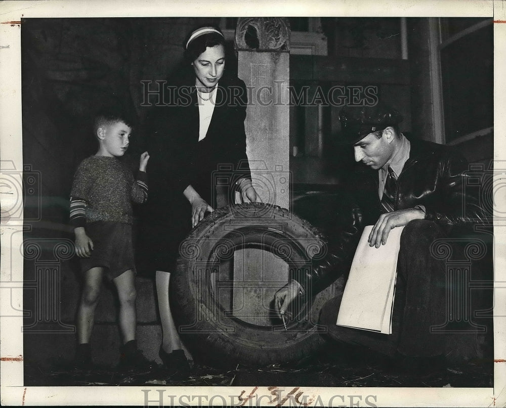 1942 Press Photo Mrs. Leon Henderson and her son leon with Lewis Holkman - Historic Images