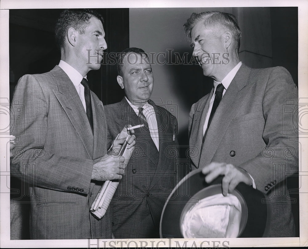 1951 Mr A. wallace &amp; reporters at Senate Internal Security session - Historic Images