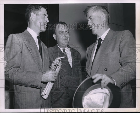 1951 Mr A. wallace & reporters at Senate Internal Security session - Historic Images
