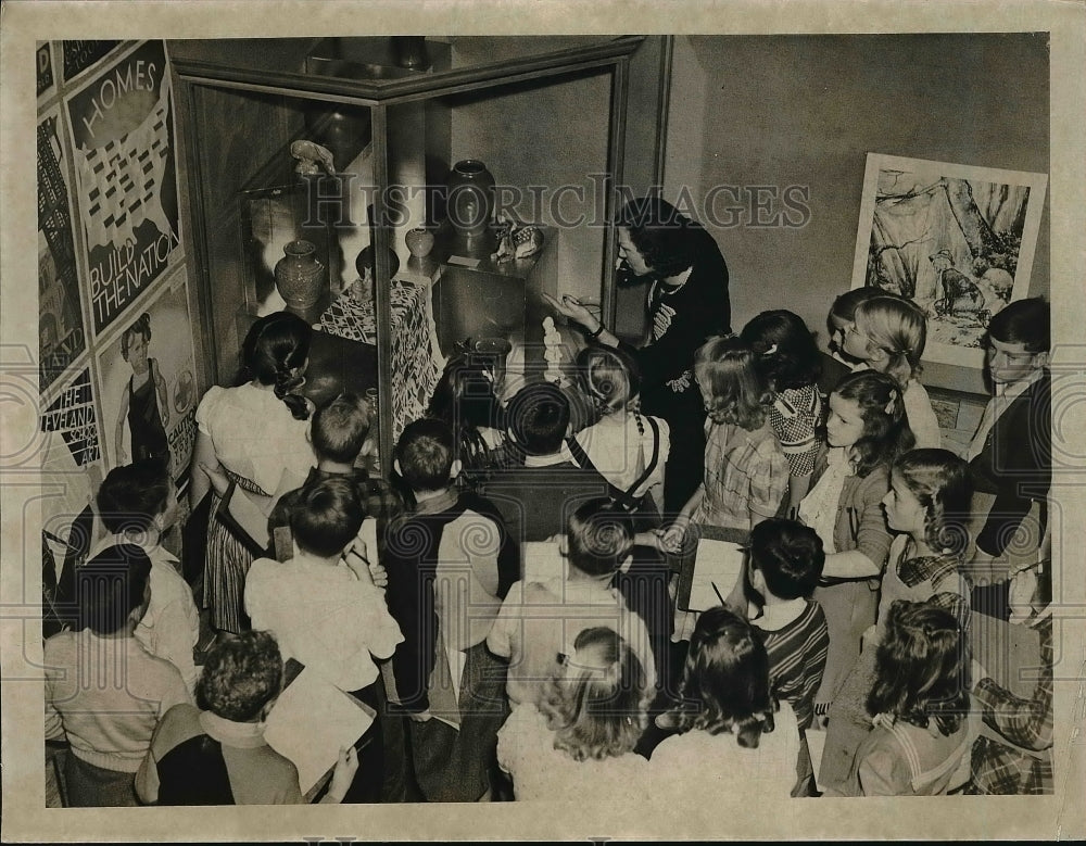 1941 Press Photo Rita Cyerdom Myers with Chagrin Falls 6th Grade at art museum-Historic Images