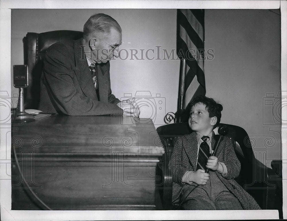 1945 Press Photo Bobby Jones, 6, Deputy Coroner Frank Monfort - Historic Images