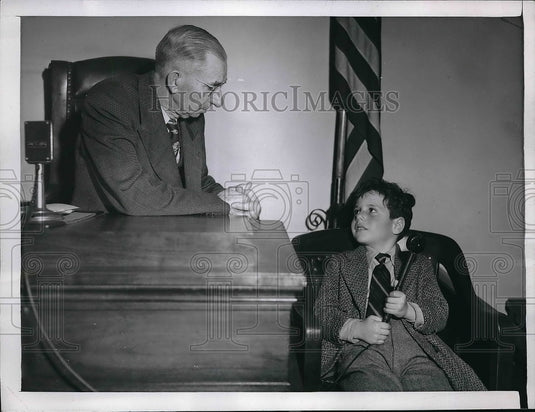 1945 Press Photo Bobby Jones, 6, Deputy Coroner Frank Monfort - Historic Images