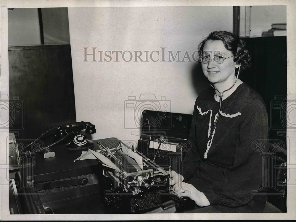 1937 Press Photo Miss Amanda Judd of Brooklyn Ne York Dictaphone secretary - Historic Images