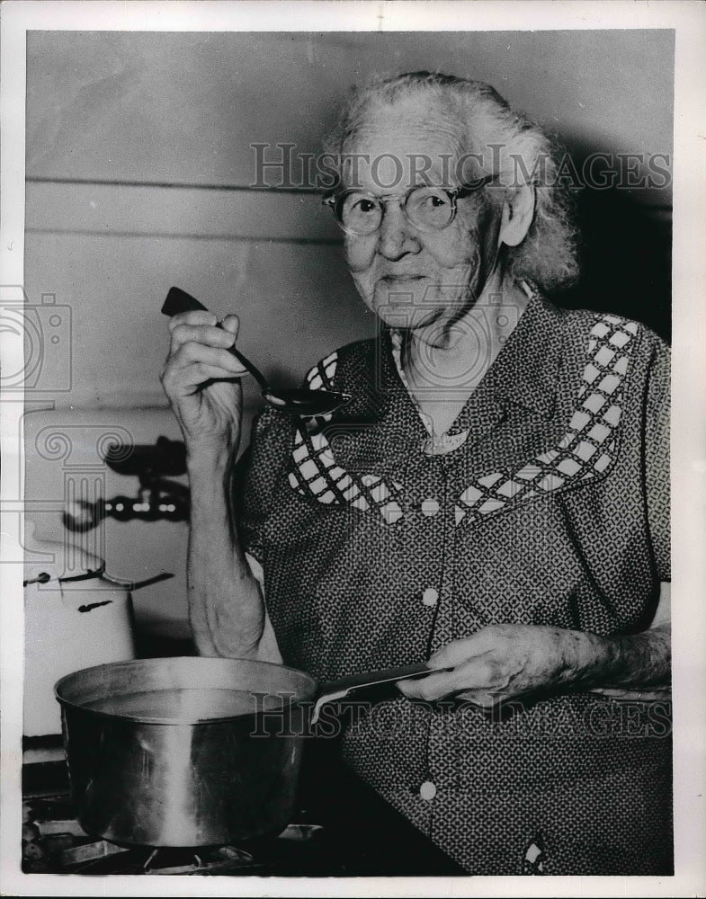 1954 Press Photo Mrs. Amelia Anderson 100th Birthday - Historic Images