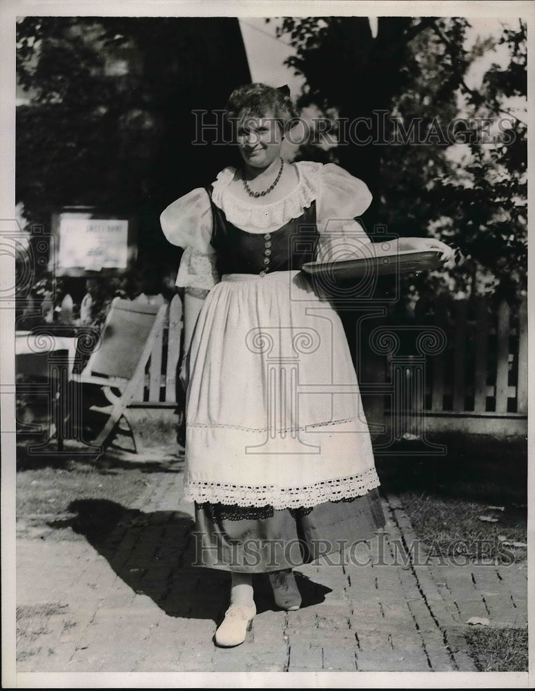 1939 Press Photo Ellery James Serves As Waitress At Tea Party Held On Lawn-Historic Images