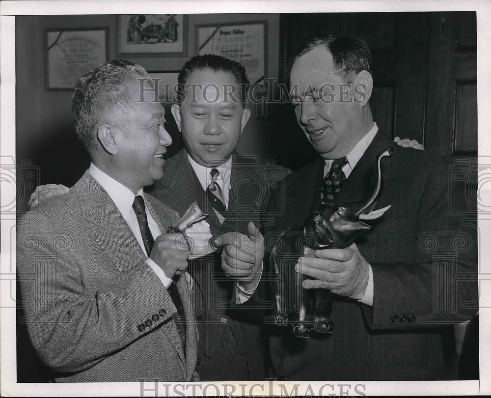 1952 Press Photo Eugenio Perez, Joseph W. Martin, Jr., Amb. Carols Romulo - Historic Images