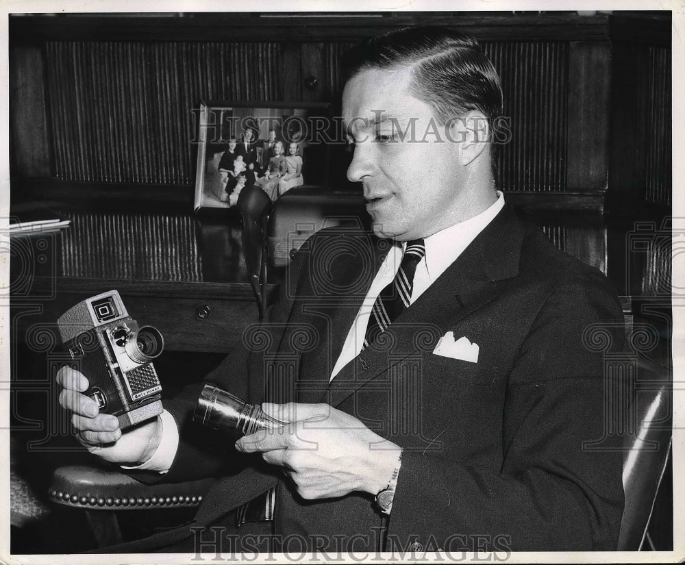 1968 Press Photo Mr. Percy of Bell&amp;Howell Co. shows new auto shutter control. - Historic Images