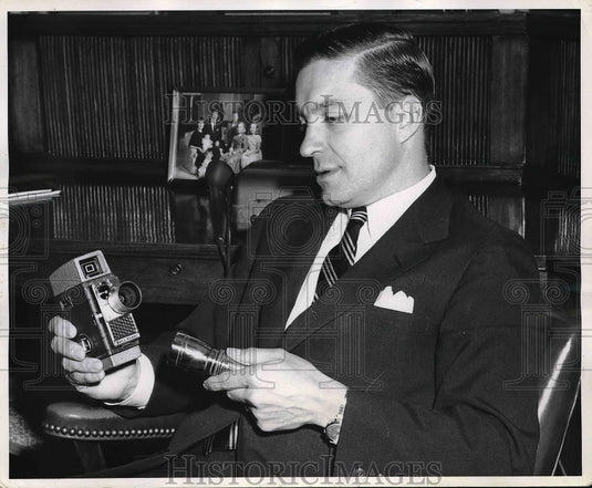 1968 Press Photo Mr. Percy of Bell&Howell Co. shows new auto shutter control. - Historic Images