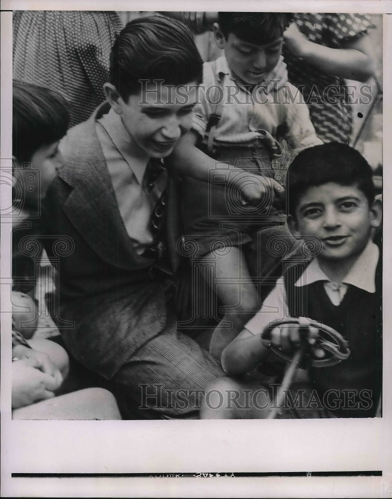 1949 Press Photo Mayor John Finnerty Visits Greek and Italian Boys - Historic Images