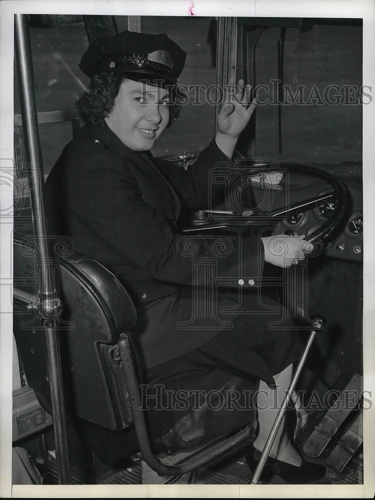 1943 Press Photo Mrs Dorothy Berlett Conducter - Historic Images