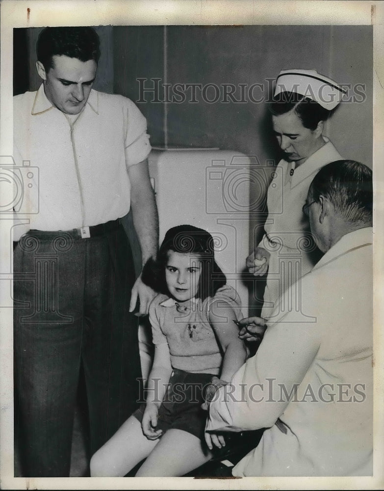 1940 Press Photo Edward Brown Football Player &amp; His Sister Who is 10 - Historic Images