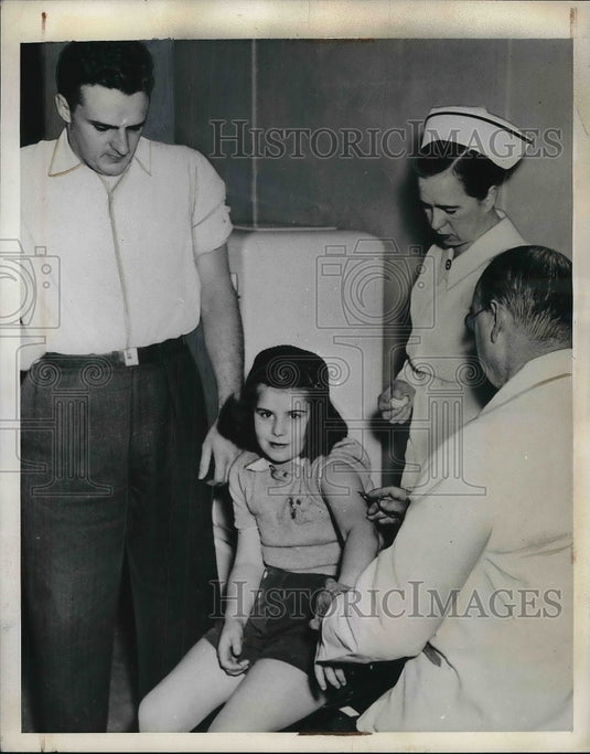 1940 Press Photo Edward Brown Football Player & His Sister Who is 10 - Historic Images