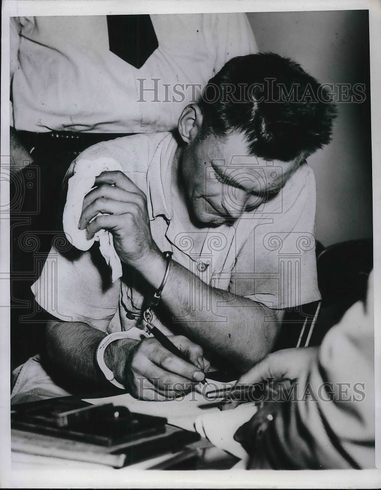 1947 Press Photo Joseph Bortnysk Signing Confession of Killing 3 Year Old - Historic Images