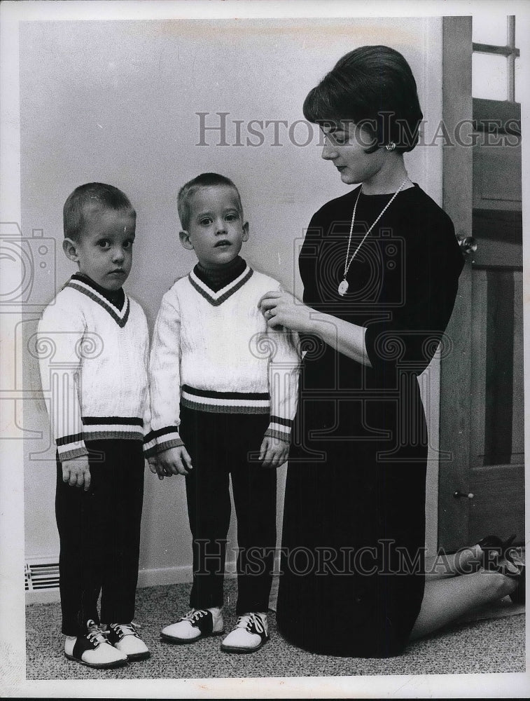 1966 Press Photo Mrs. Richard Murray Twins Scott and Steve barber - Historic Images