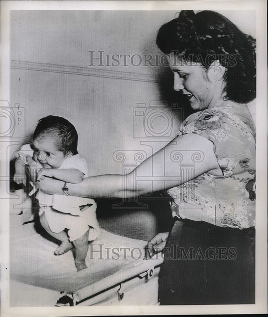 1949 Press Photo Katheryn Benson and Mother Laverl Benson, Baby Walks at 3 Weeks - Historic Images