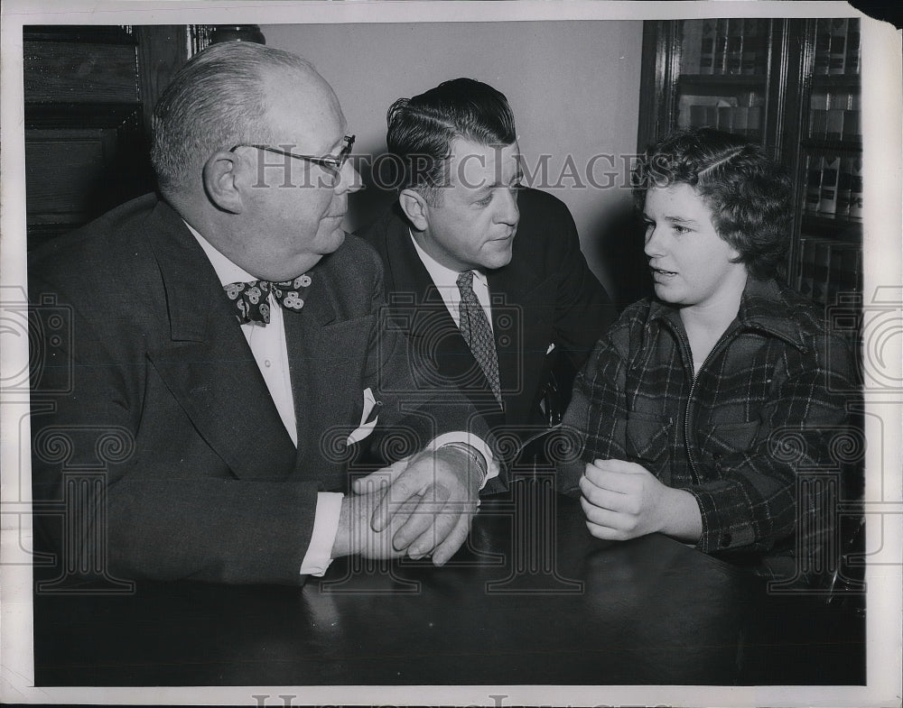 1949 Press Photo Thirteen Year Urge Killer Diane Allen Confers With Attornies-Historic Images