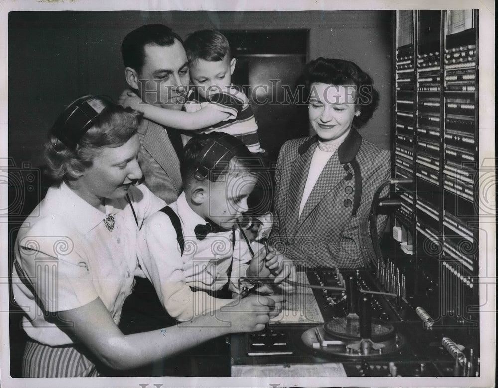 1951 Press Photo Brady &amp; Dorothy Denton become 1millionth stockholders of AT&amp;T - Historic Images