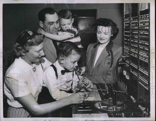 1951 Press Photo Brady & Dorothy Denton become 1millionth stockholders of AT&T - Historic Images