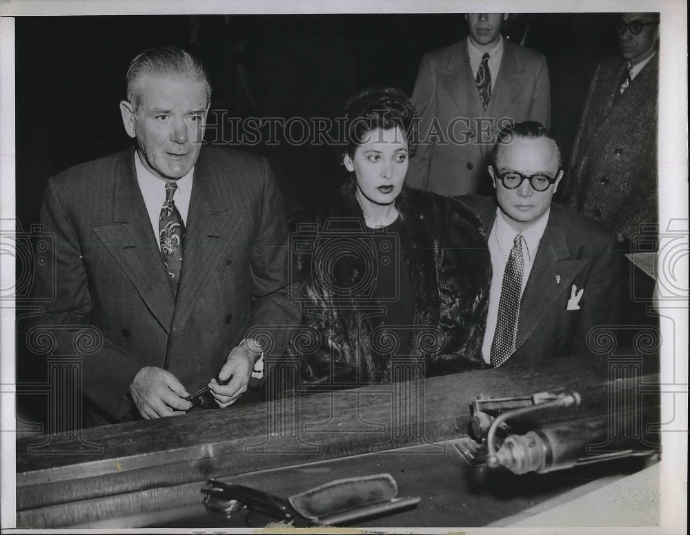 1947 Claire Borin with her attys during heated divorce from Nathan - Historic Images