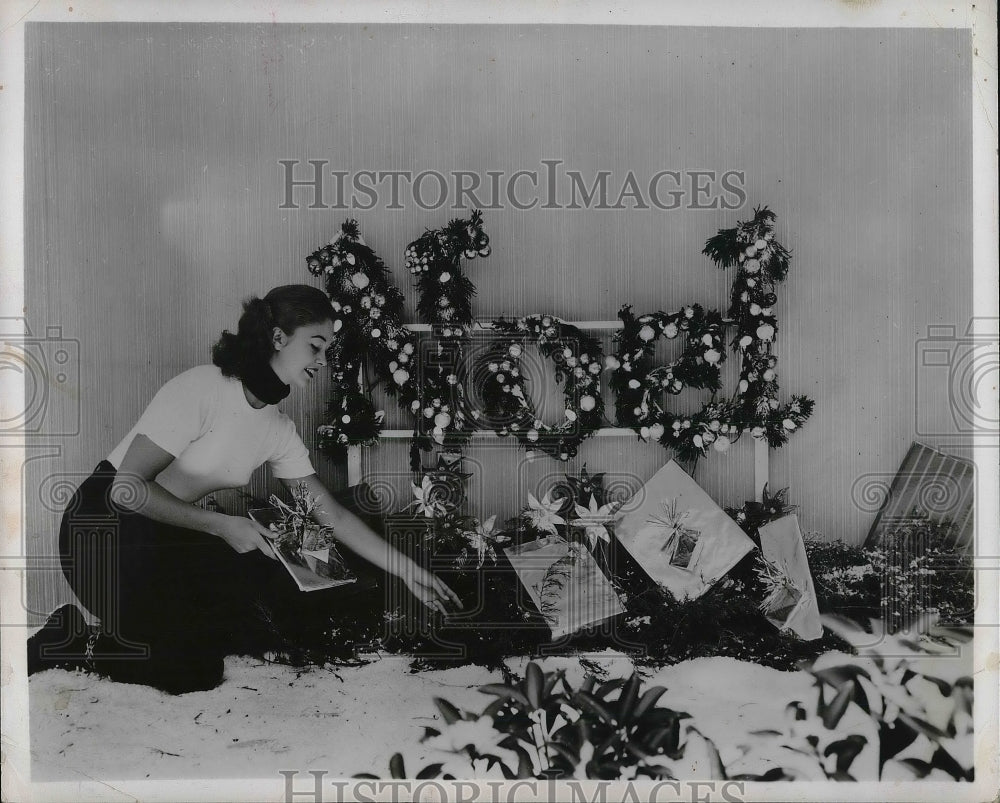 1957 Press Photo Christmas Decorations - Historic Images