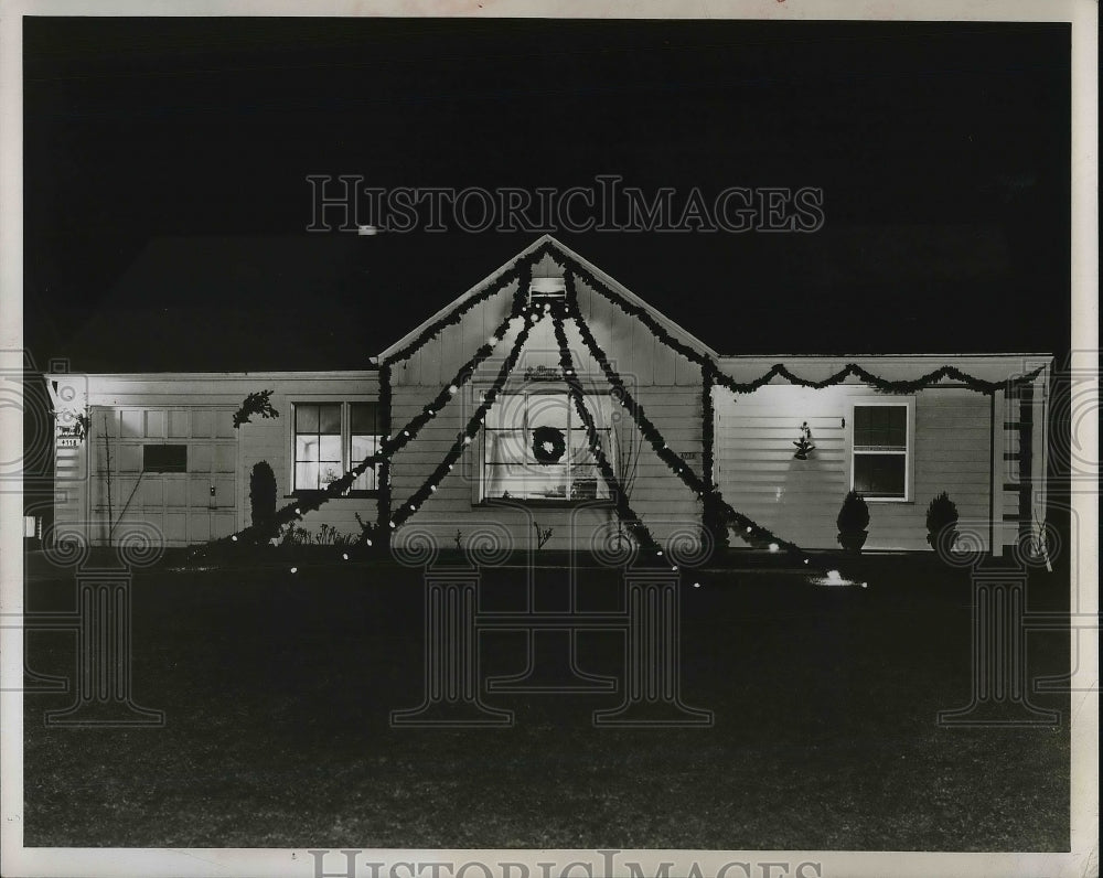 1954 Press Photo Christmas Decorations - Historic Images