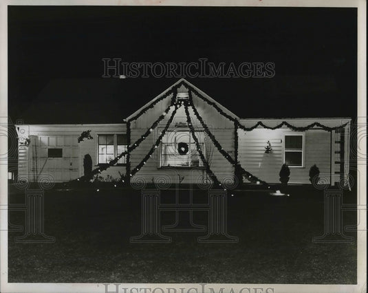 1954 Press Photo Christmas Decorations - Historic Images