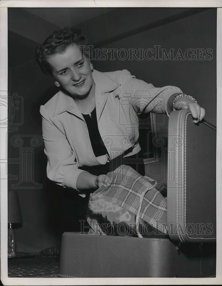 1955 Press Photo Congressman Coya Knutson of Minnesota Unpacking Luggage-Historic Images