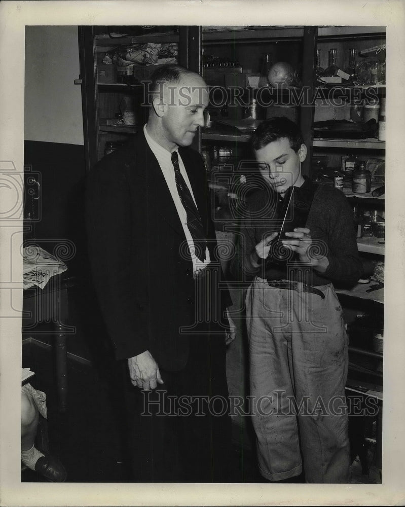 1947 Press Photo Teacher D.F. Gahm, Student William Garnes, Ross Co. School - Historic Images