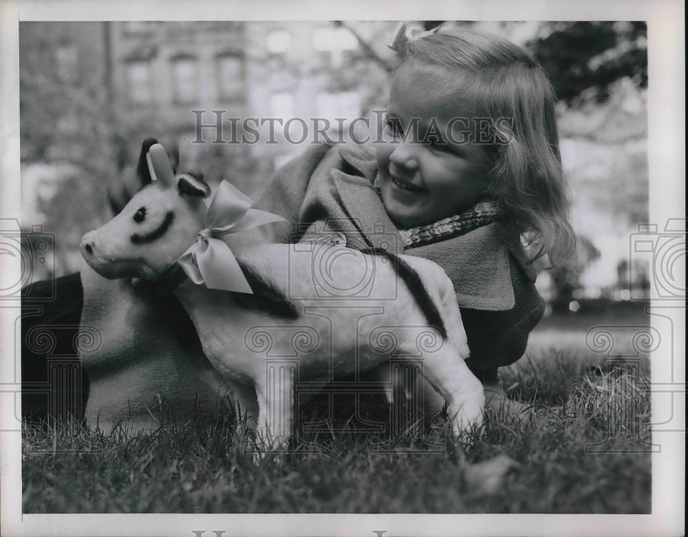 1945 Press Photo Child Playing With Sheep Toy In Park - Historic Images