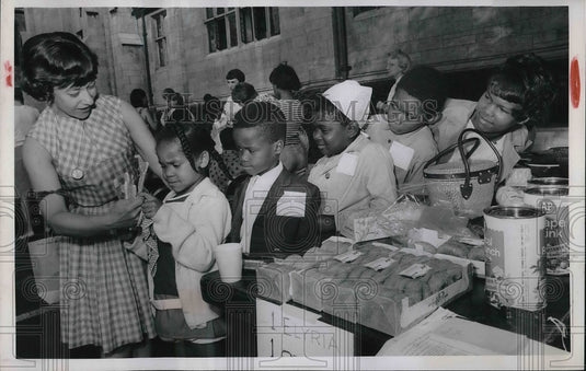 1967 Press Photo Toothbrush Donations, Action Line, Shirley Berner, R. Mitchell-Historic Images