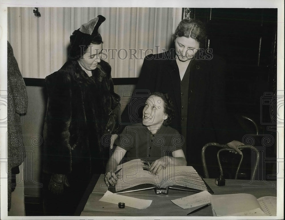 1941 Press Photo Mrs. Marie Welch, Miss Helen Rady, Mrs. Lucy Beattie - Historic Images