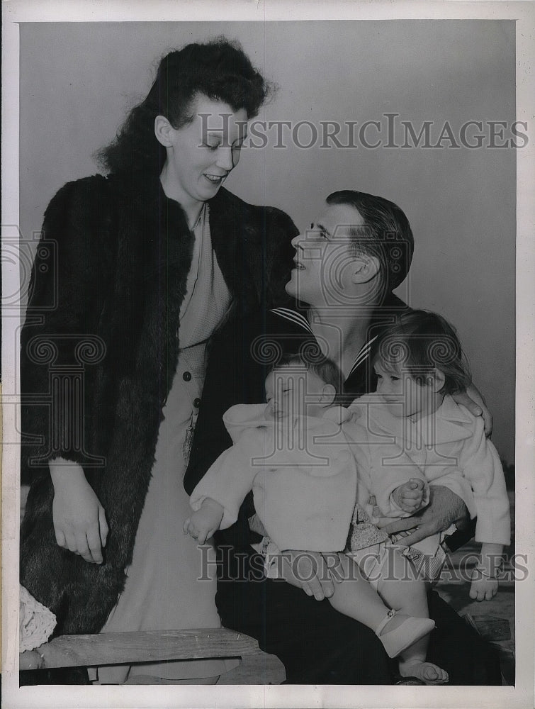 1945 Press Photo Nearly Blind Sailer William Bingham With Wife & Two Daughters - Historic Images