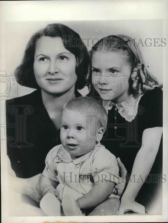 1941 Press Photo Mrs. Howard J. Abbott with Stephanie & Stephen, LIeut. Abbott-Historic Images