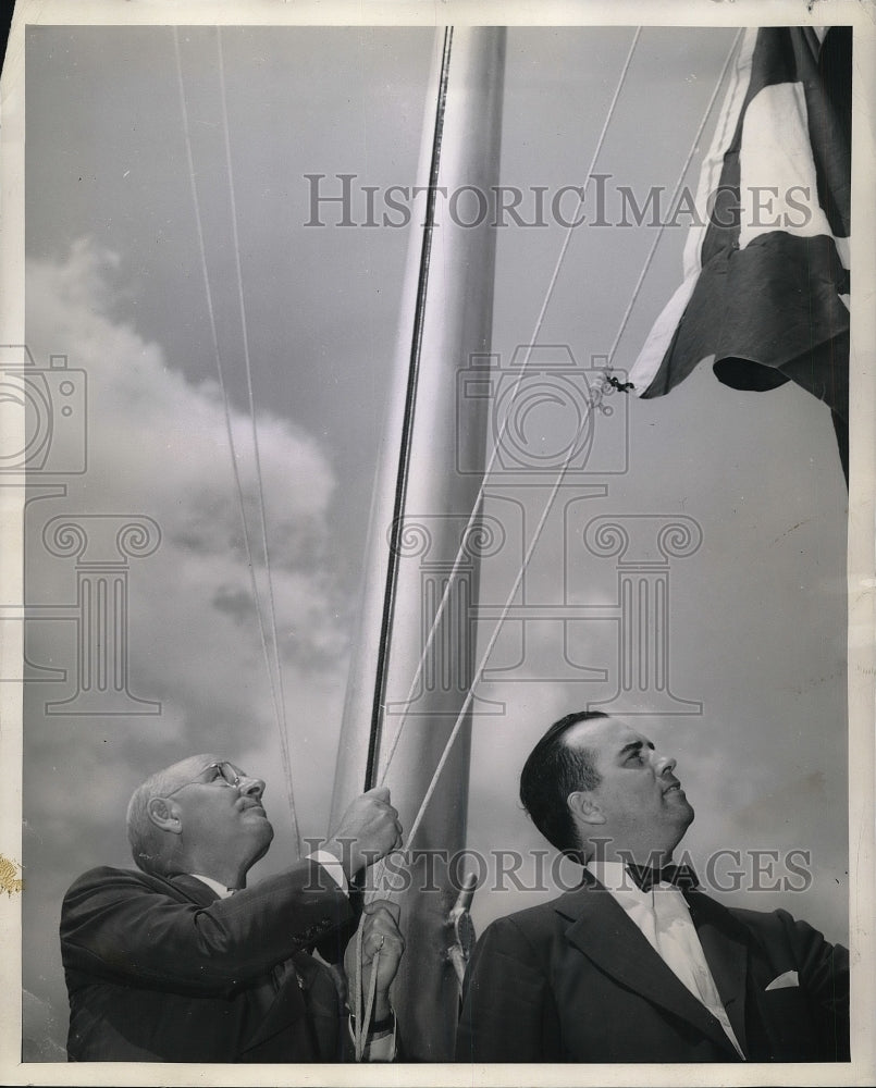 1943 Press Photo C. A. Orr, pres. of Union Metal Manufacturing, &amp; Charles Walsh - Historic Images