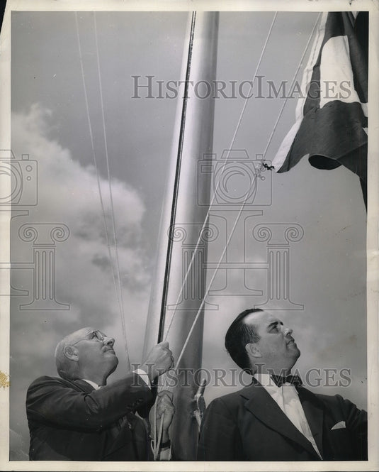 1943 Press Photo C. A. Orr, pres. of Union Metal Manufacturing, & Charles Walsh - Historic Images