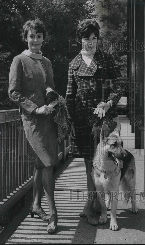 1965 Press Photo Women&#39;s Plaid Two Piece Suit, Skirt, Turtle Neck Sweater - Historic Images