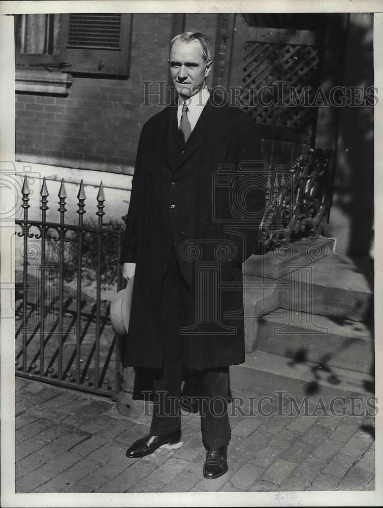 1931 Press Photo Unidentified Man In Suit Standing Outside Building - Historic Images