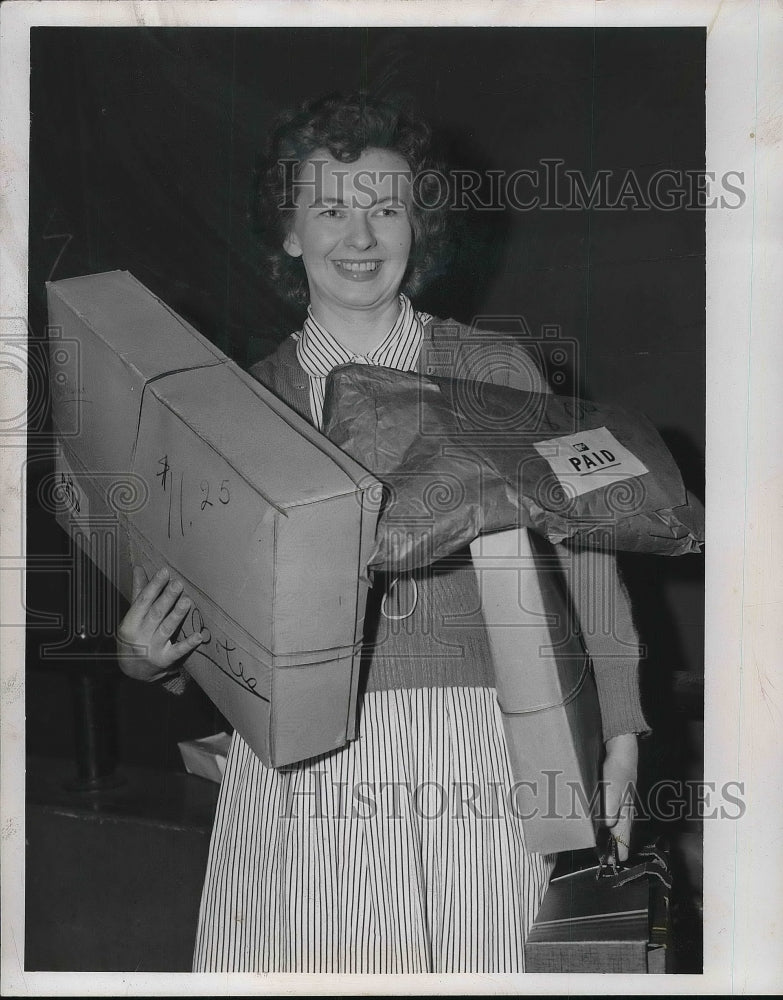 1953 Press Photo Mrs PEter Susyne White Elephant sale - Historic Images