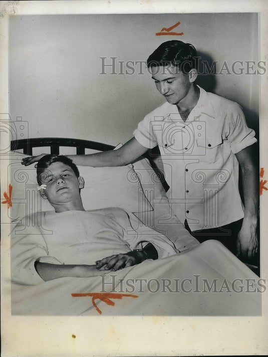 1945 Press Photo Dale Barnett In Hospital With Gunshot Wound In Heart - Historic Images