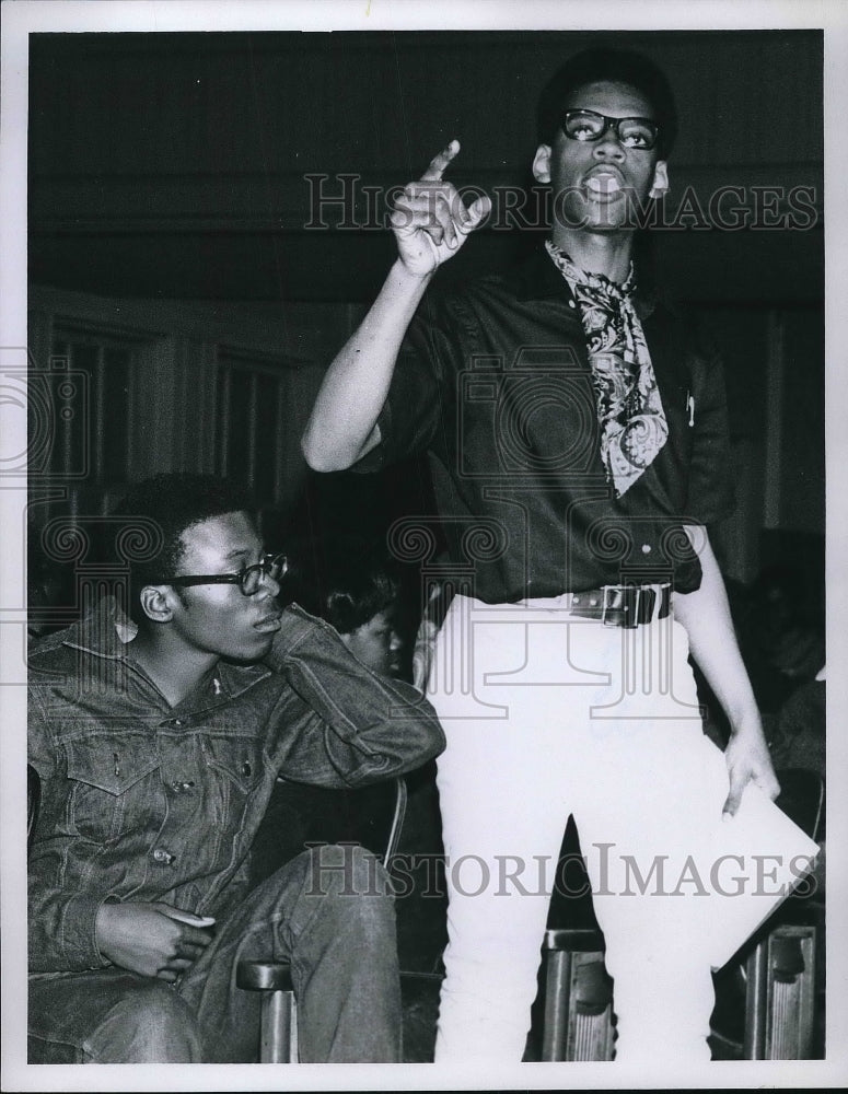 1969 Press Photo Student Seth Satchell of JFK, Victor Jones of East Tech - Historic Images