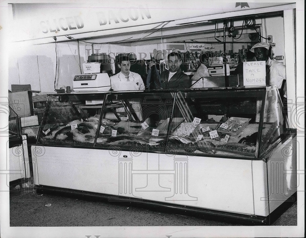 1953 Press Photo Louis Simon holds up lake trout in Fish Department, 13908 Cedar - Historic Images