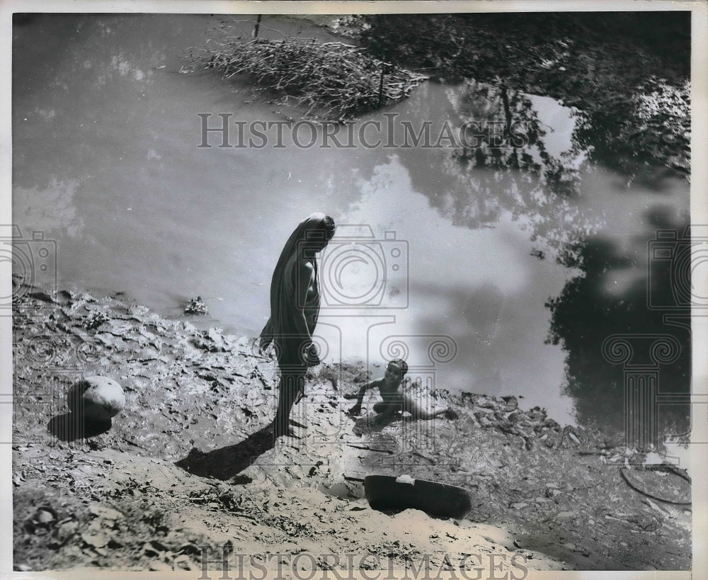 1960 Press Photo East Pakistanis child playing in coolness of the River - Historic Images