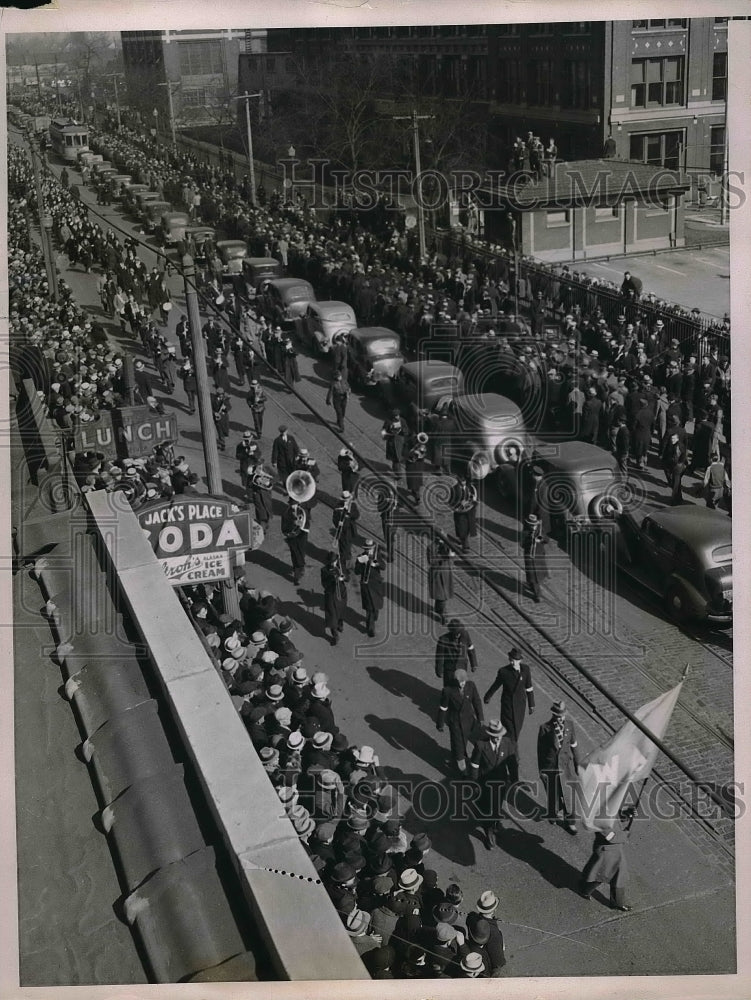 1937 Press Photo Striking Employees at Dodge Motor Company Hold Detroit Parade - Historic Images