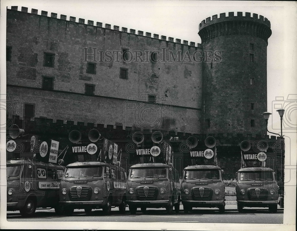 1958 Press Photo Camaign cars in front of &quot;Mastio Angioino&quot; Castle - Historic Images