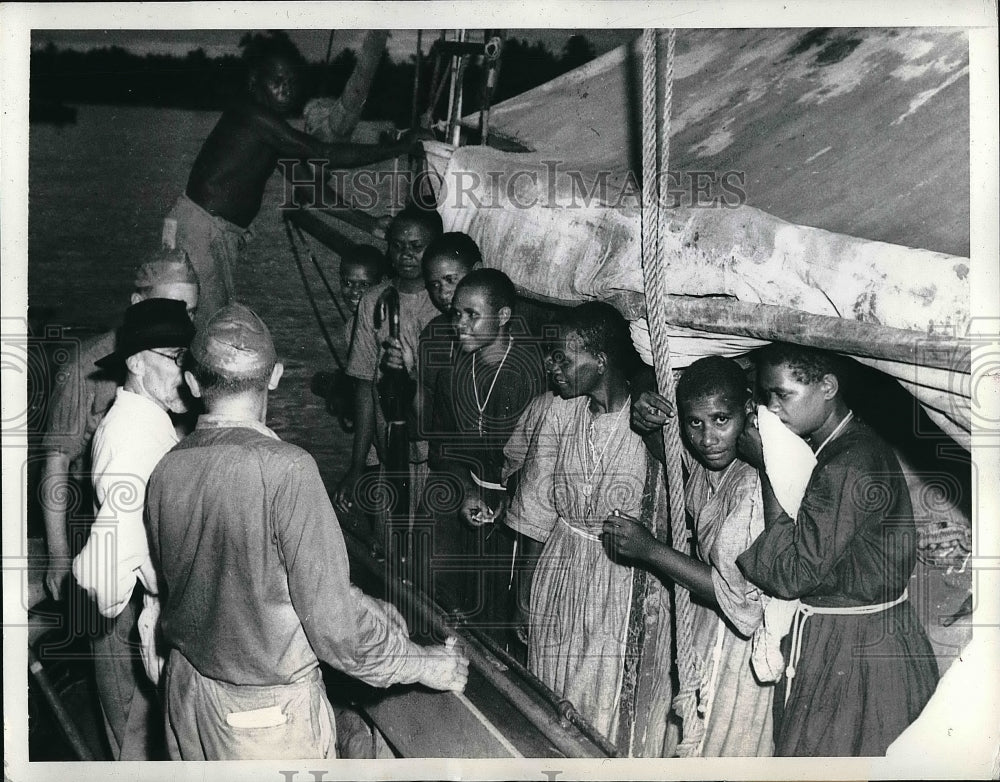 1943 Press Photo Rescued Mission Workers in Solomon Islands - Historic Images