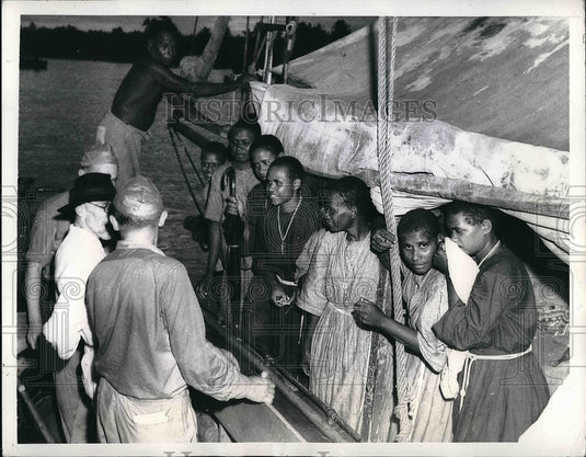 1943 Press Photo Rescued Mission Workers in Solomon Islands - Historic Images