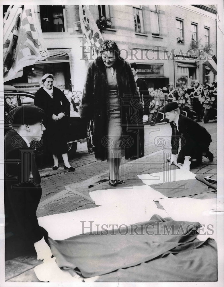 1955 Press Photo Flags Carpet the Way for Queen Juliana of Netherlands - Historic Images