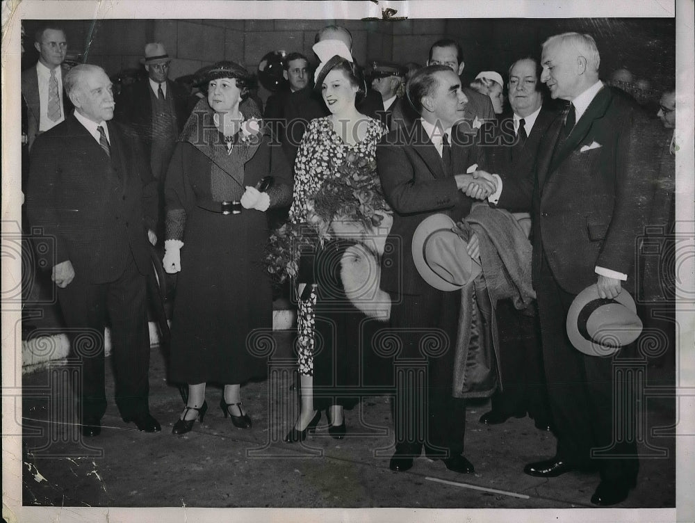 1936 Press Photo Muguel Gomez With Family Ending Vacation in US - Historic Images